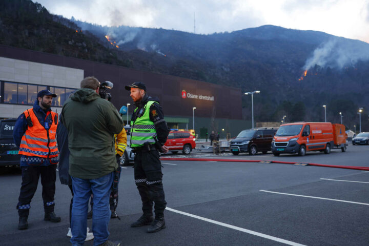 Den meget store brannen i Ålesund er delvis slukket, men situasjonen er fortsatt uavklart