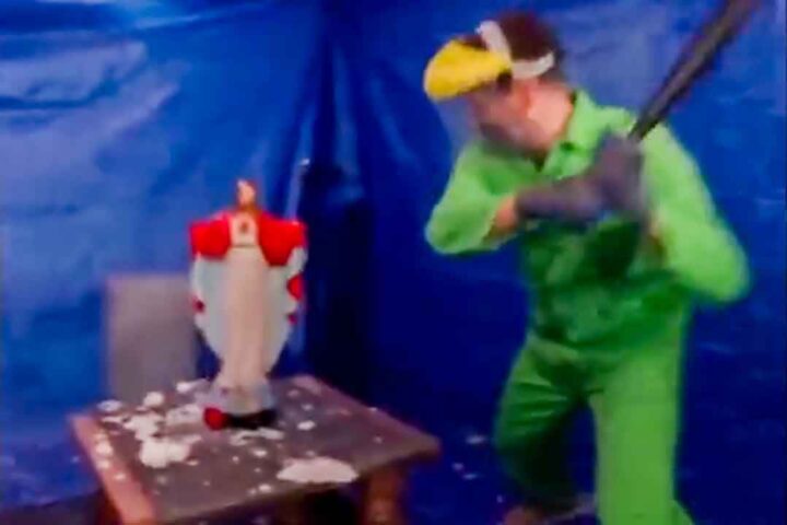 Belgiske program&shy;ledere som knuste statuer av Maria og Jesus, har måttet krype til korset&nbsp;<span>(+)</span>