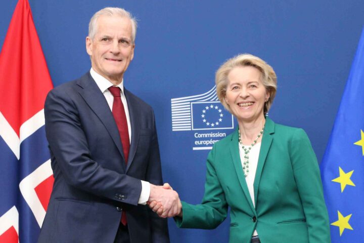 På hvilken side står Norge? Mullah&shy;regimets eller det iranske folks?