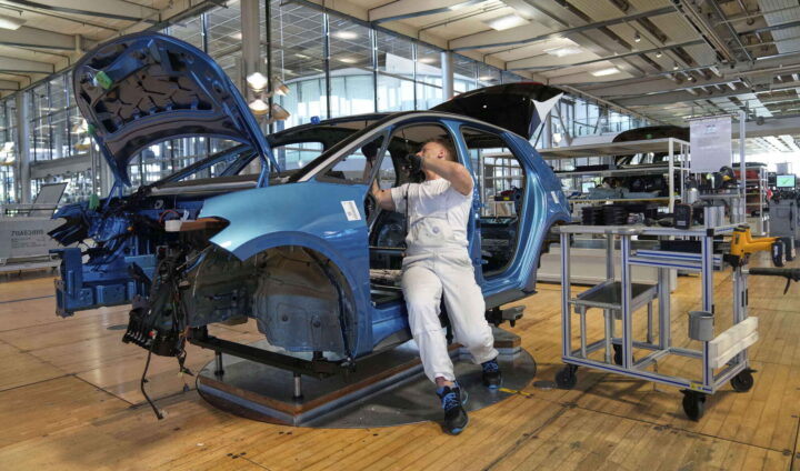 Volkswagen vurderer å stenge åtte av ti fabrikker i Tyskland&nbsp;<span>(+)</span>