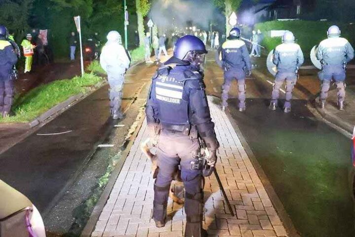 Nederland: Opprørs&shy;politi satt inn i brutal aksjon mot landsby som demonstrerte mot nytt asyl&shy;senter