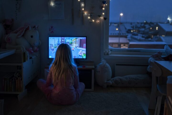 Mens du tror hun spiller Roblox, ser hun mennesker bli halshogd