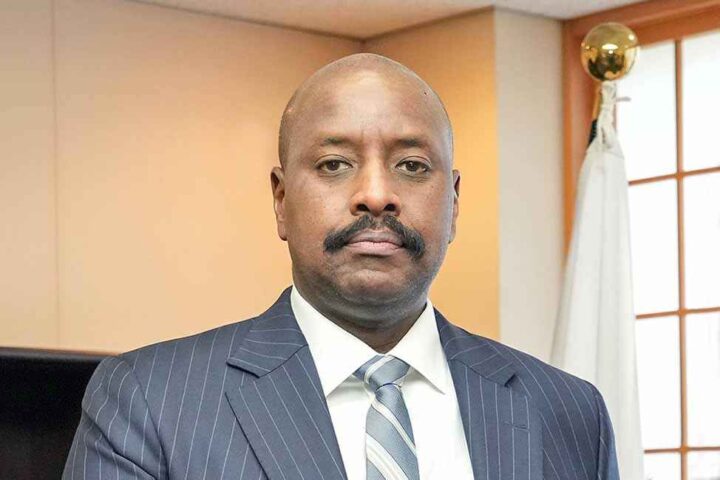 Ugandas militær&shy;sjef tilbyr å sende 100.000 soldater for å forsvare Det hellige land