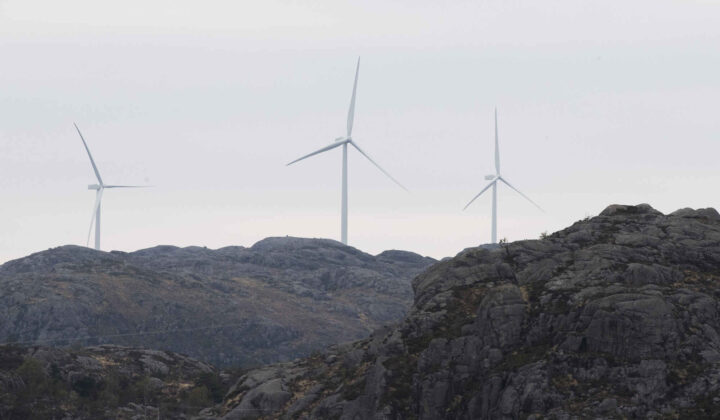 En forsker har oppdaget at vindturbiner lekker mikroplast i naturen
