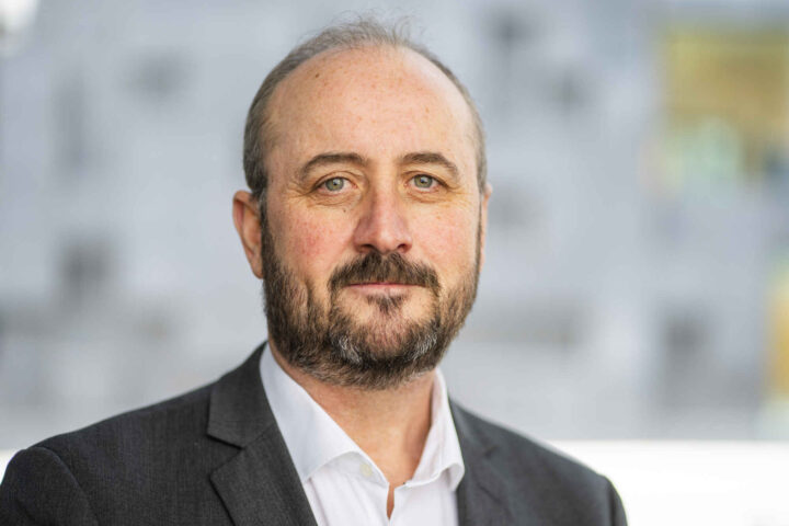 Hvor mye koster egentlig et håndtrykk i en verden hvor alt er til salgs, men ingen står til ansvar?