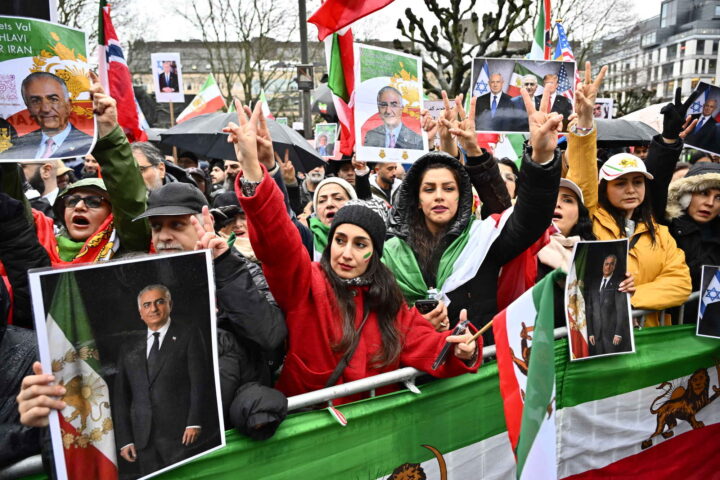 Irans kronprins har landet i Sverige: «Still dere på det iranske folkets side!»&nbsp;<span>(+)</span>