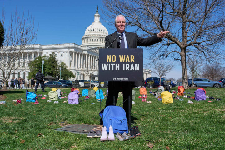 Senator Chris Van Hollen (D) hevder at ICE-agenter kjørte på en «asyl&shy;søker»&nbsp;<span>(+)</span>