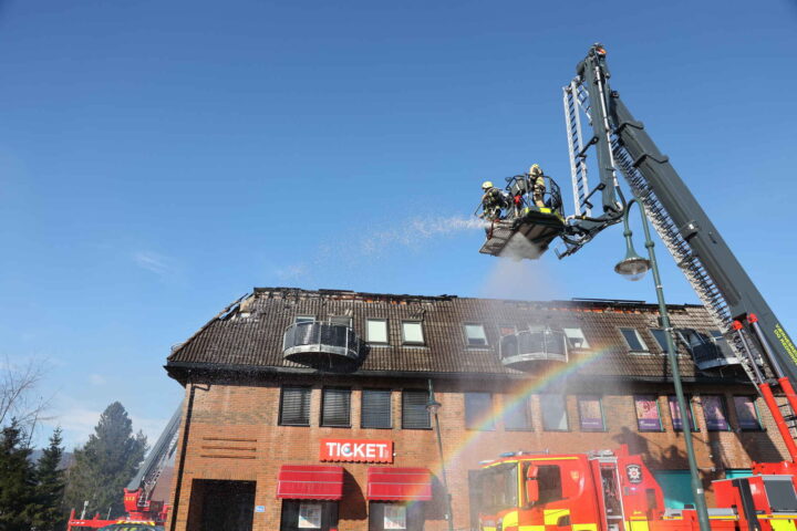 Politiet har kontroll på fire personer etter storbrann i Stjørdal