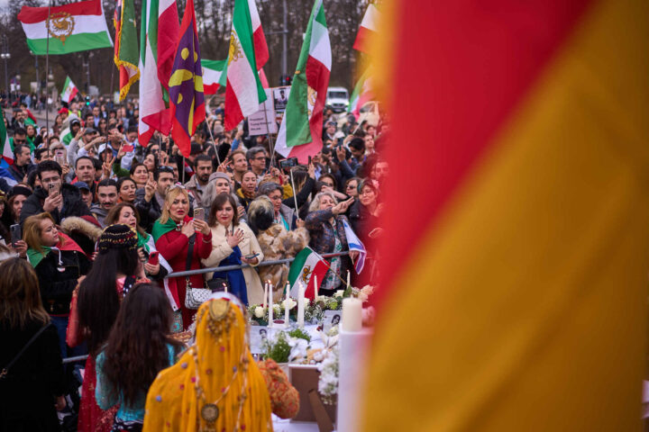 Kriti&shy;serer USA for krigs&shy;forbryt&shy;elser og brudd på folke&shy;retten, sier ingen&shy;ting om regimet i Iran