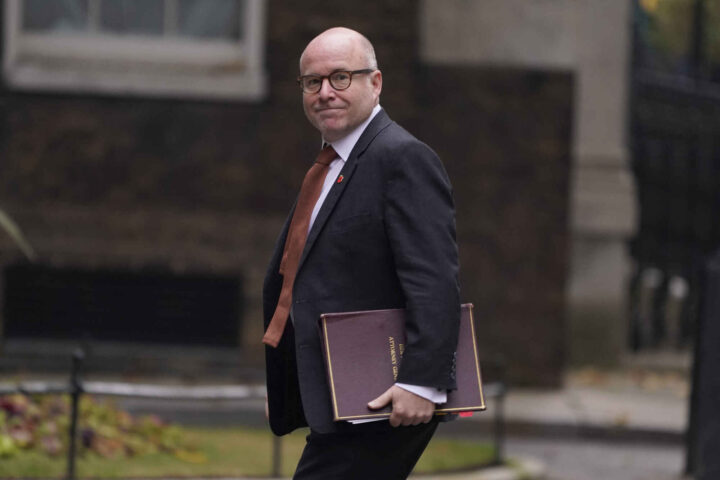 Starmer for ros for «bane&shy;brytende» arbeid med å sak&shy;søke britiske sol&shy;dater&nbsp;<span>(+)</span>