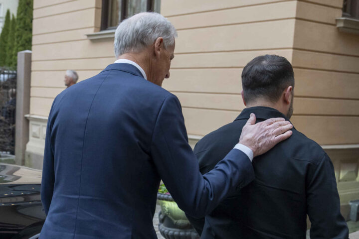 Støre: Vil legge press på USA, så Ukraina får raketter