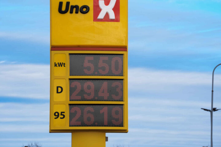 Skrudde opp prisene timer før avgiftskuttet: – Ren svindel