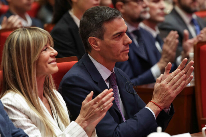 Kona til Pedro Sánchez siktet for korrupsjon