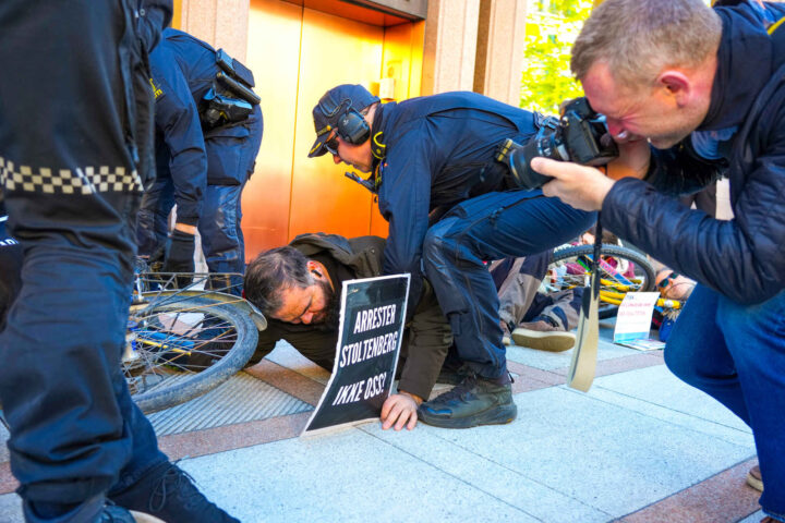 Palestina-aksjonister har lenket seg fast utenfor Norges Bank