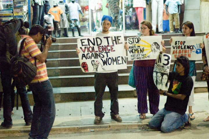 Tyskland: Tyveårig kvinne dømt hardere enn voldtekts&shy;mennene hun kalte «ære&shy;løse svin»&nbsp;<span>(+)</span>