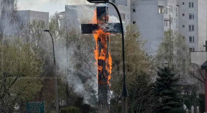 Historisk kors brant langfredag i Warszawa&nbsp;<span>(+)</span>