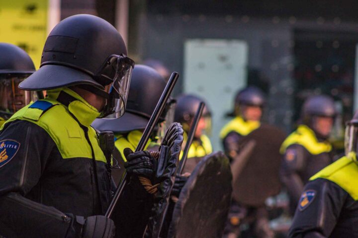 Uroen i Neder&shy;land stilner ikke: Opprørs&shy;politi og batonger skal få folket til å akseptere nye asyl&shy;mottak&nbsp;<span>(+)</span>