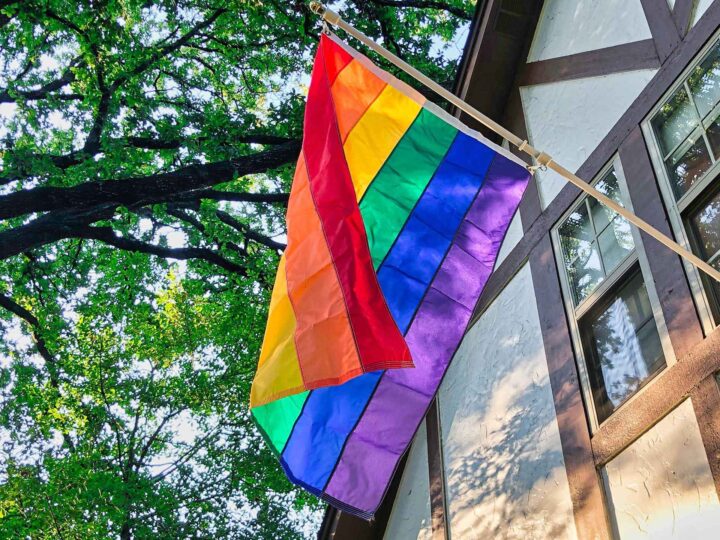 Portugal forbyr regnbue&shy;flagg på offentlige bygninger og skoler