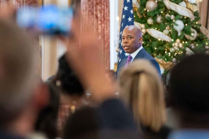 Eric Adams, New York Citys tidligere borger&shy;mester, er inn&shy;vilget albansk stats&shy;borger&shy;skap&nbsp;<span>(+)</span>