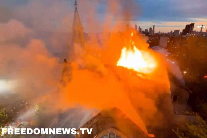Nok en historisk kirke opp i flammer: Massiv utrykning i New York