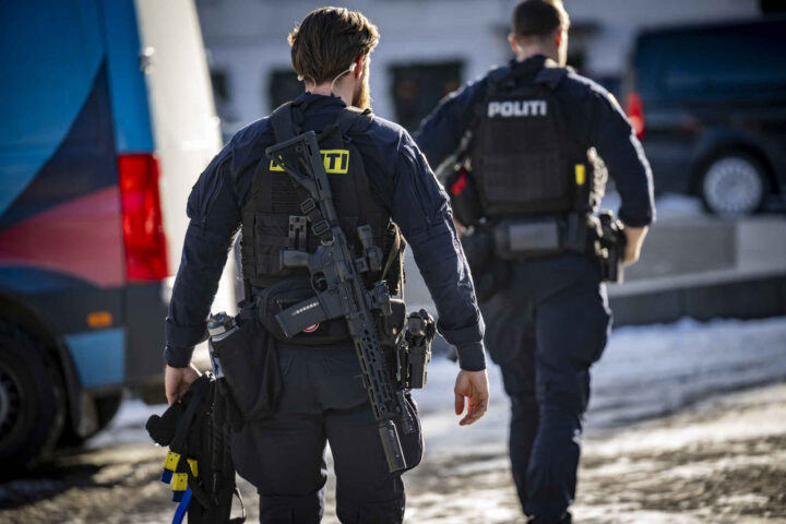 Dansk politi viser hvordan man behandler pøbler&nbsp;<span>(+)</span>
