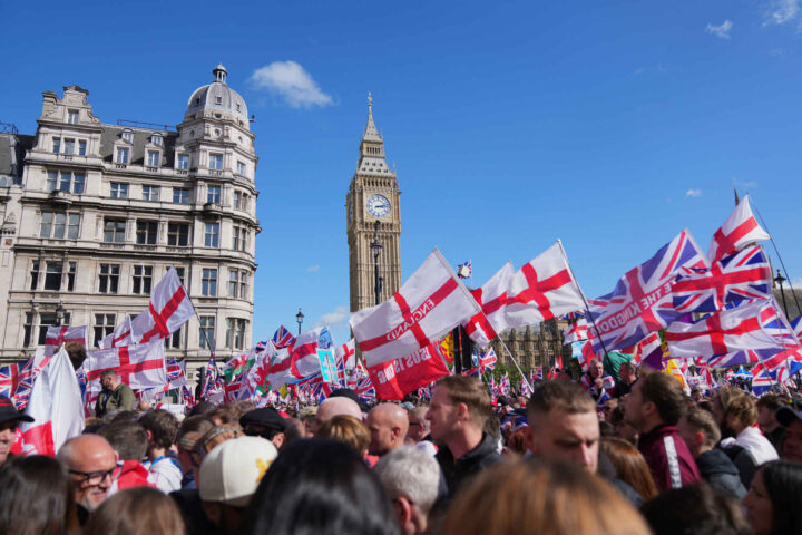Britisk politi advarer mot «hatytringer» under demonstrasjoner