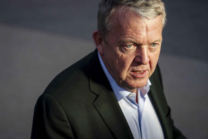 Lars Løkke kaster kortene, peker på Troels Lund Pedersen