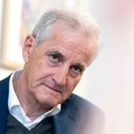 Den som skylder banken fem millioner, går ikke lett i opprør. Han går på jobb