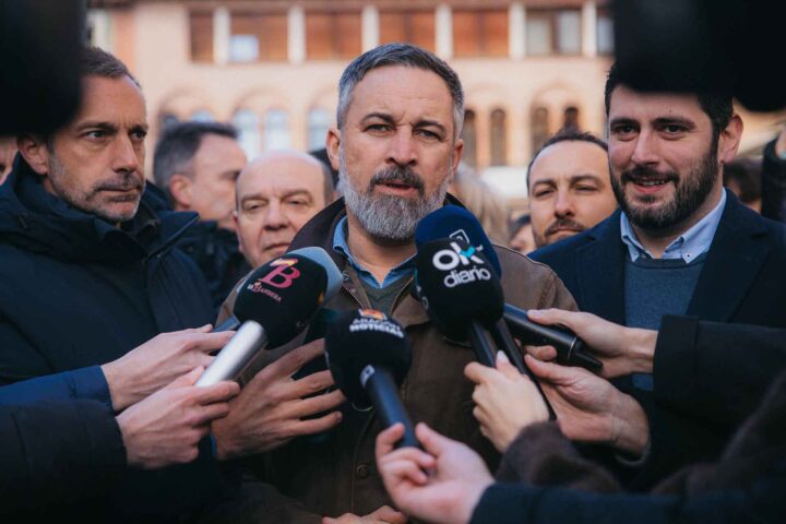 Spania: Lederen av VOX ber om gjen&shy;reisning av et «anstendig Spania» og på&shy;gripelse av Sánchez