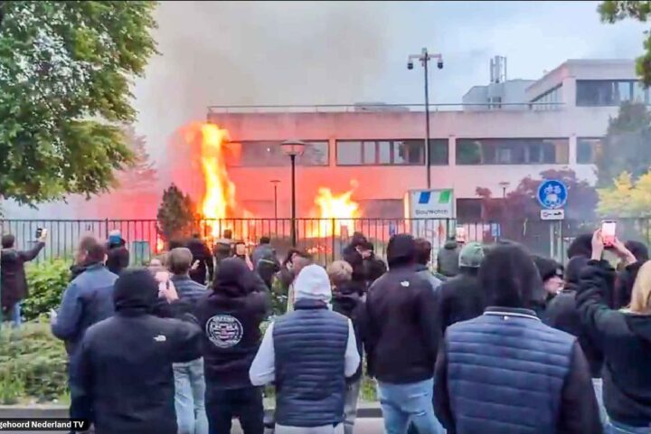 Nederland: Asyl&shy;mottak satt i brann under anti&shy;immigra&shy;sjons&shy;protestene i Loosdrecht&nbsp;<span>(+)</span>