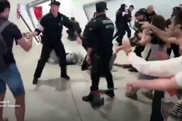 Spania: Video viser politiets hånd&shy;faste mot&shy;tagelse av del&shy;tagerne i Gaza-flotilje