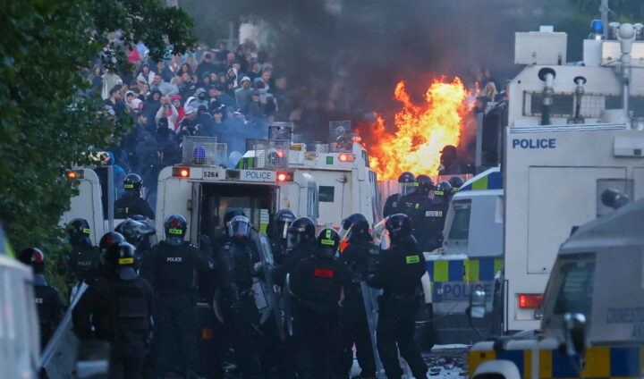 Nye opptøyer og jakt på utlendinger i Belfast