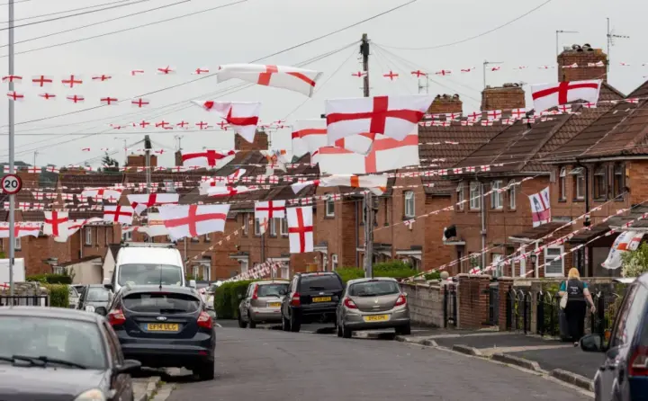 Englands mest patriotiske gate trosser De Grønne og henger opp St. George-flagg&nbsp;<span>(+)</span>
