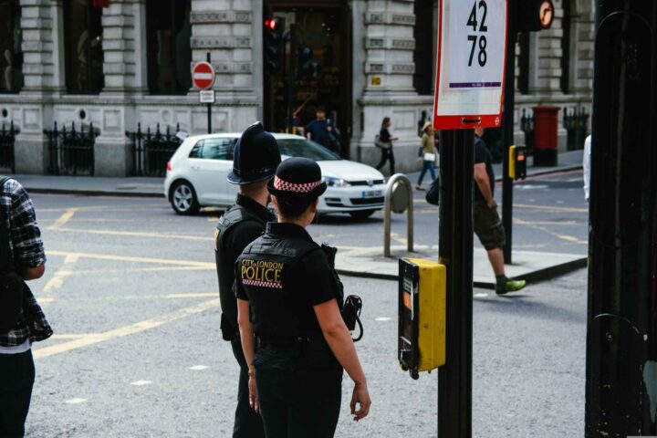 Britisk politi innrøm&shy;mer: Alt som kan opp&shy;fattes som rasis&shy;tisk eller krenk&shy;ende fører til arre&shy;stasjon&nbsp;<span>(+)</span>