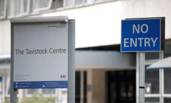 Behandlingen av mindre&shy;årige med kjønns&shy;dysfori ved en NHS-klinikk kan ha skadet 78 barn&nbsp;<span>(+)</span>