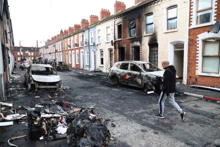 Politikerne kan takke seg selv for opp&shy;tøyene i Belfast&nbsp;<span>(+)</span>