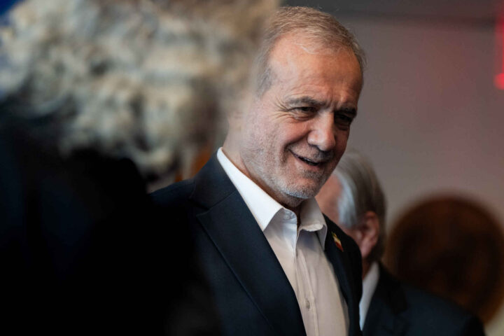 Pezeshkian trekker seg med øyeblikkelig virkning