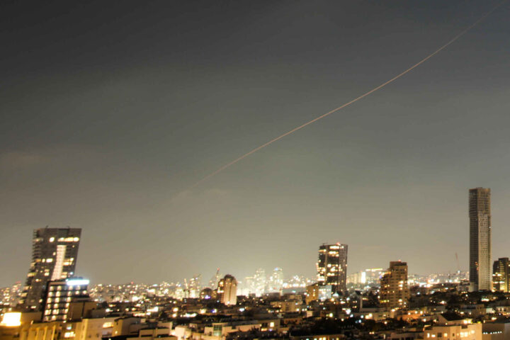 Iran skyter raketter mot Israel