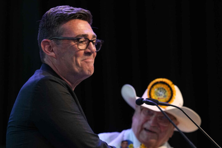 Andy Burnham vant, klar til å utfordre Starmer