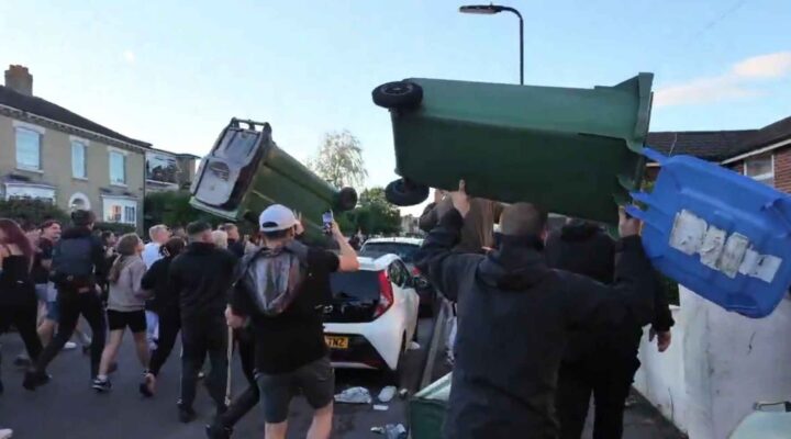 Britene er sinte – tusenvis protesterer i Southampton etter drapet på Henry Nowak&nbsp;<span>(+)</span>