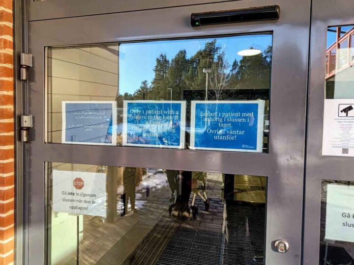 Norrköping-sykehus: Stolene og benkene  er boltet fast i gulvet&nbsp;<span>(+)</span>