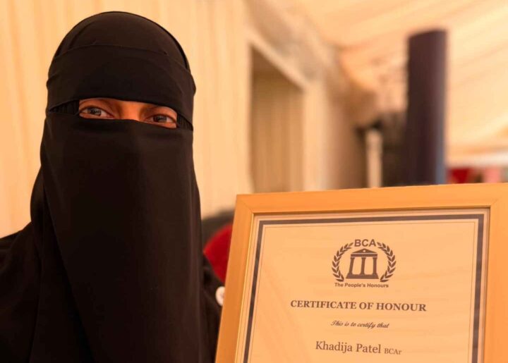 Nikab-kledd kvinne fikk britisk pris for kvinne&shy;arbeid; skaper reaksjoner på sosiale medier&nbsp;<span>(+)</span>