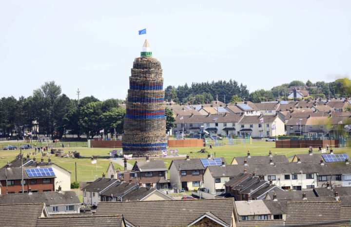En moské-modell på toppen av et bål skaper konflikt i Nord-Irland&nbsp;<span>(+)</span>