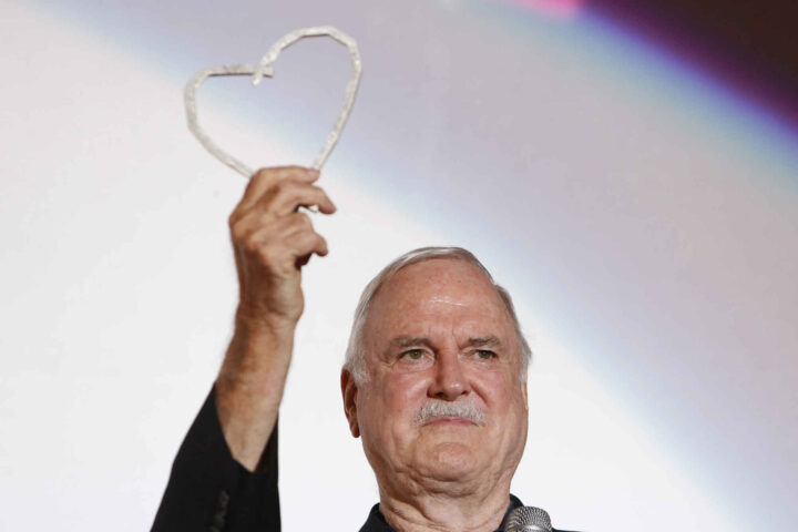 John Cleese svarer på rasisme-anklager: – Jeg er ikke rasist, jeg er kulturalist&nbsp;<span>(+)</span>