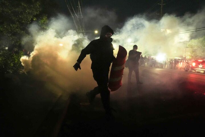 Ansatte ved et inter&shy;nerings&shy;senter for illegale migranter trakasseres av «Abolish ICE»-demon&shy;stranter&nbsp;<span>(+)</span>