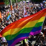 Minst en person er død etter angrep mot Pride-parade i Berlin, politiet jakter på en mistenkt islamist