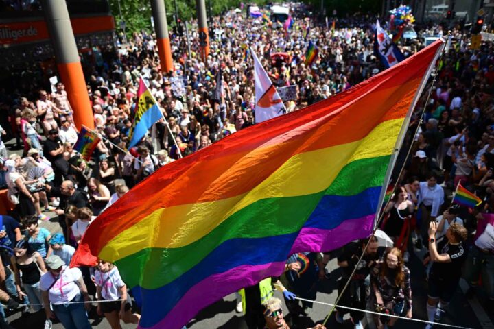 Sjåfør kjørte bil inn i Pride-parade i Berlin, minst en person er død