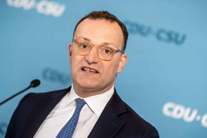 Nær alliert av Friedrich Merz trekker seg etter surrogati&shy;kontrovers&nbsp;<span>(+)</span>