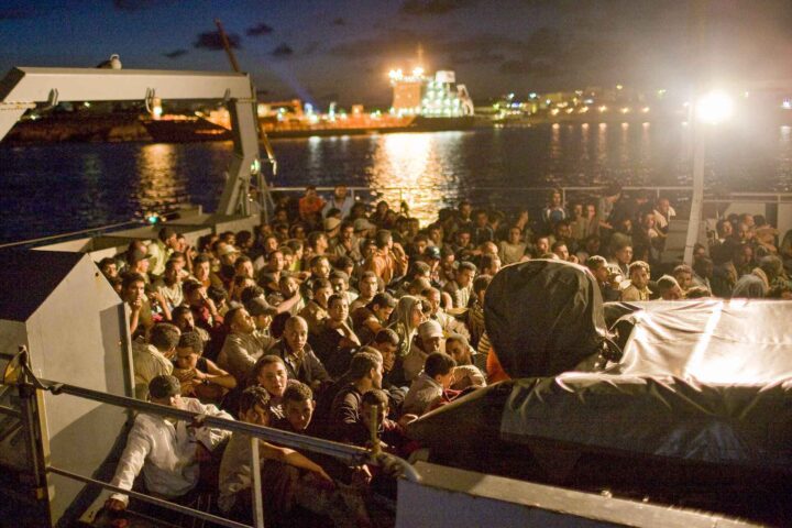 Fransk marine delte ut rednings&shy;vester og vinket illegale migranter god tur til England&nbsp;<span>(+)</span>