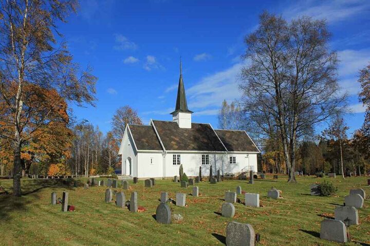 Satte fyr på Stensgård kirke i Nannestad, to pågrepet
